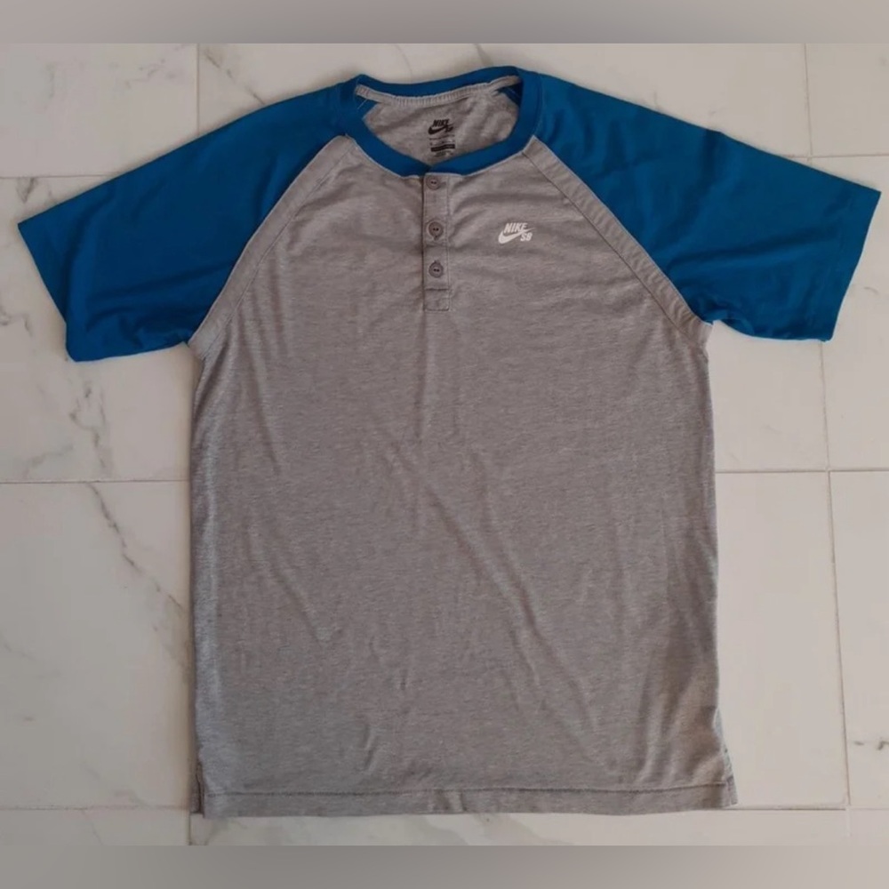Nike SB Dry-Fit T-Shirt. Size: medium. Color: Gray & blue.